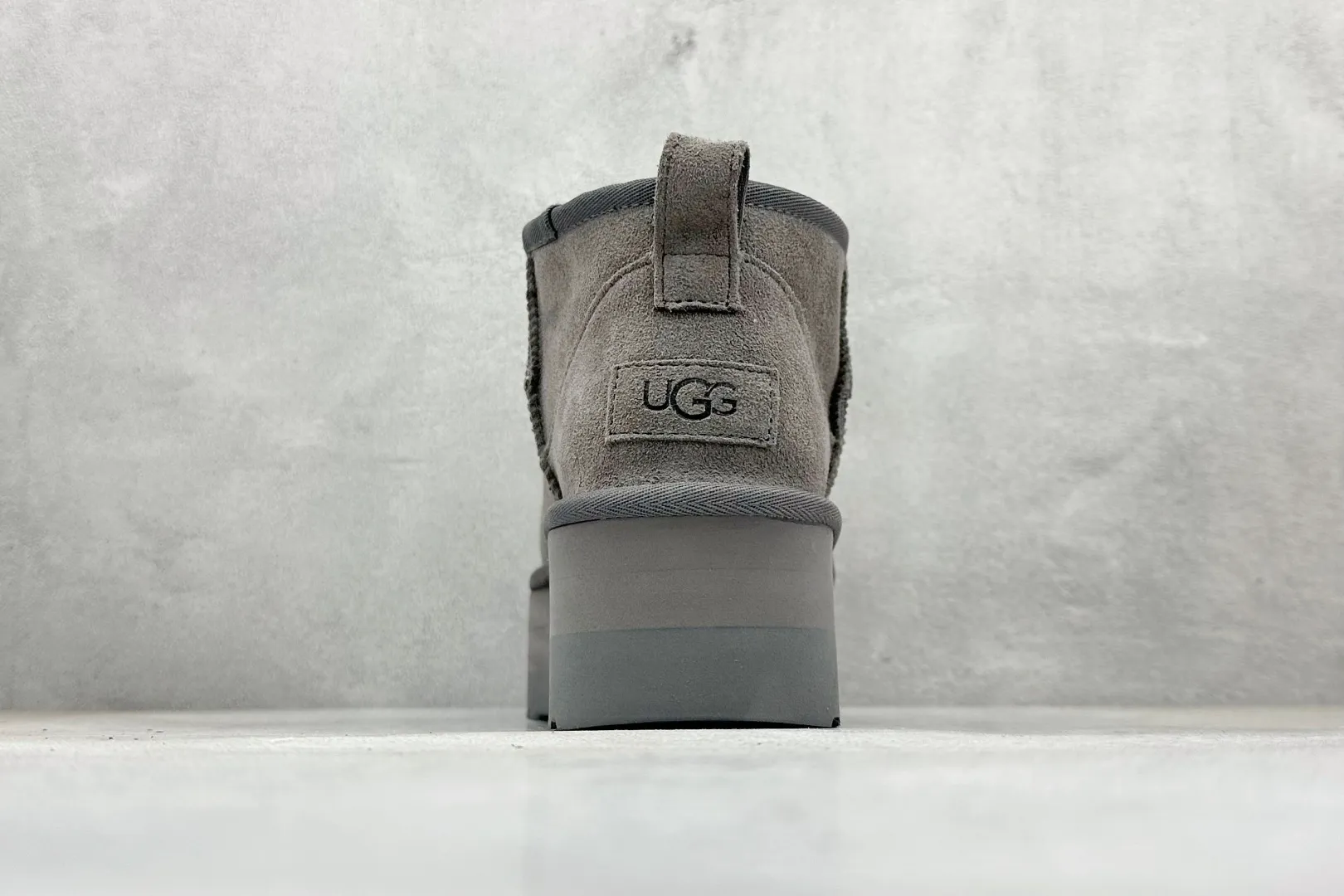 🐲💰 520 supports store placement. The top version on the market is UGG sheepskin snow boots. Mini thick-soled short-tube 5cm. Xiaohongshu’s hot model. Produced by a major foreign trade factory in Guangzhou. Genuine sheepskin from toe to insole. Independent outer box packaging. Chip. Waterproof technology. Different from any version on the market. 5cm thick sole. Independent original development of outsole. Cashmere insole. Keep warm in winter. It is a very suitable choice for home use. In the new year, uug launches a style series. Partly catered to the preferences of young consumers, it has also moved to the forefront of fashion trends. Shoe body material: water-repellent coated suede upper, 17 mm UGGPURE™ implanted wool insole, lightweight non-slip comfortable rubber outsole, brand LOGO trademark, complete package, item number: 1135092, size: 35 36 37 38 39 40